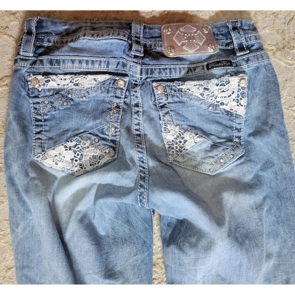 Miss Me Curvy Crop Jeans 27 Medium Wash Lace Rhinestone‎ Embellished Mid Rise